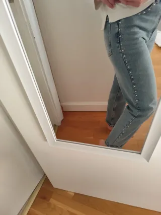 Jeans con tachuelas plateadas