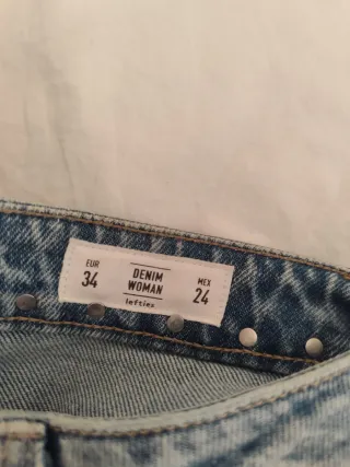 Jeans con tachuelas plateadas