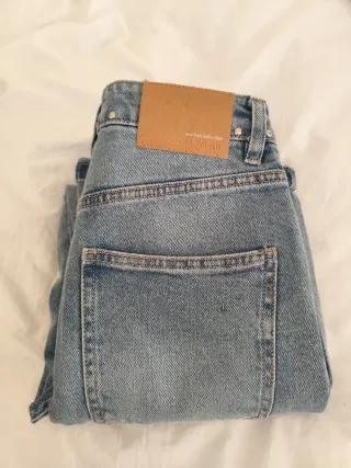 Jeans con tachuelas plateadas