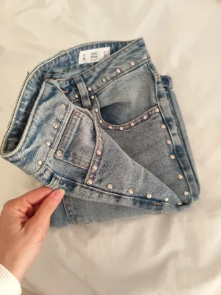 Jeans con tachuelas plateadas