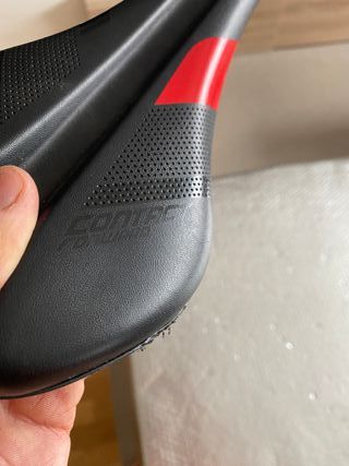 Sillín Contact Comfort Forward 138 Negro/Rojo