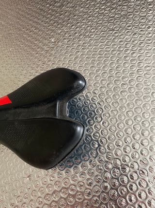 Sillín Contact Comfort Forward 138 Negro/Rojo