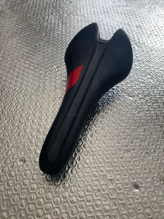 Sillín Contact Comfort Forward 138 Negro/Rojo