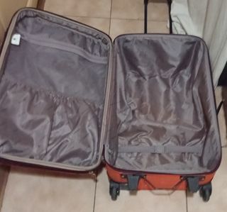Maleta de viaje naranja de dos ruedas el asa no ba