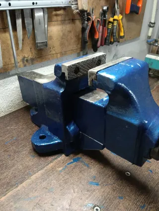 Tornillo de banco gigante