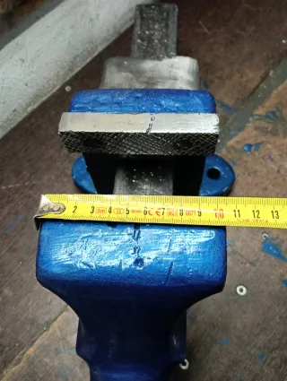 Tornillo de banco gigante