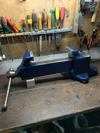 Tornillo de banco gigante