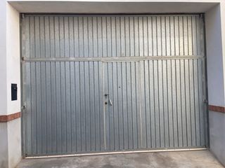 Puerta de garaje metálica 3 m de alto  4 m de anch
