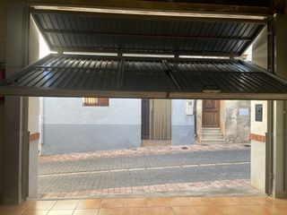 Puerta de garaje metálica 3 m de alto  4 m de anch