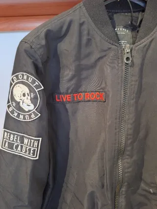 Cazadora bomber chico Bershka negra