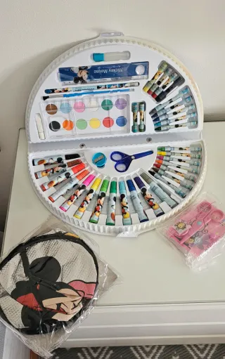 Funda volante Mickey y material escolar