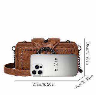 Bolso marrón con tachuelas y hebilla