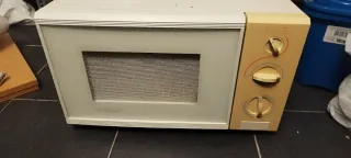 Microondas blanco y beige