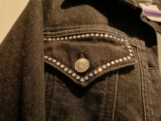 Cazadora Versace Negra con Brillantes. Perfecta.