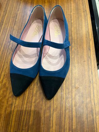 Zapatos de piel azul y negro