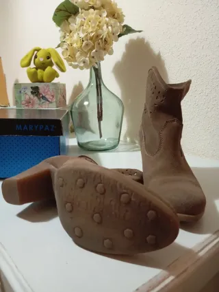 Stivali in pelle scamosciata con tacco