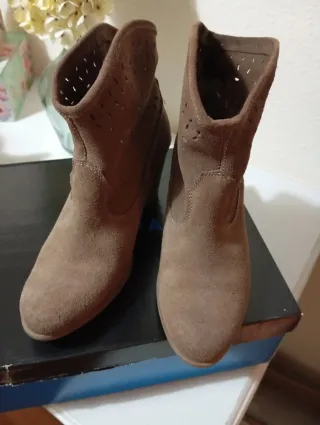 Stivali in pelle scamosciata con tacco