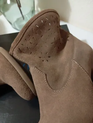 Stivali in pelle scamosciata con tacco