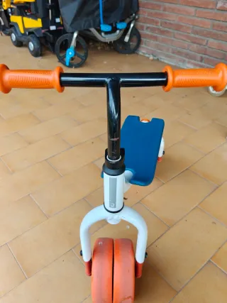 Bici evolutiva naranja y azul de Decathlon