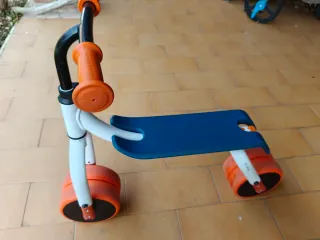 Bici evolutiva naranja y azul de Decathlon