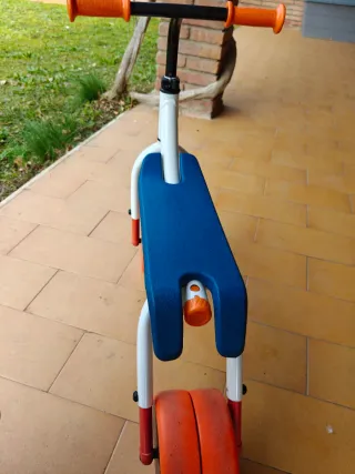 Bici evolutiva naranja y azul de Decathlon