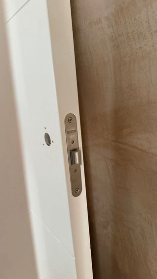 Puertas blancas con marcos y espejo