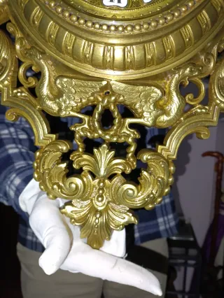 Reloj de pared antiguo de bronce