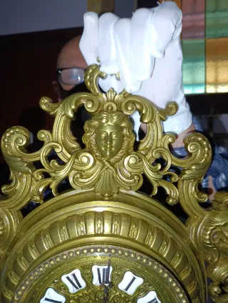 Reloj de pared antiguo de bronce