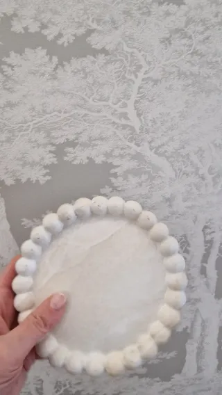 Plato decorativo de piedra con borde de bolitas