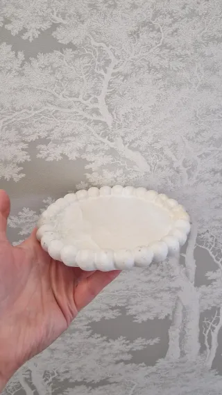 Plato decorativo de piedra con borde de bolitas