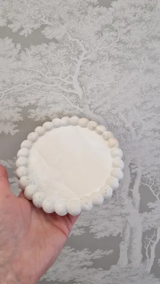 Plato decorativo de piedra con borde de bolitas