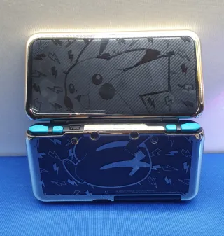 CONSOLA NEW 2DS XL COMPLETA + CARCASA PIKACHU
