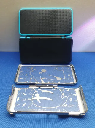 CONSOLA NEW 2DS XL COMPLETA + CARCASA PIKACHU