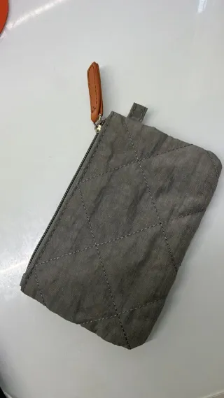 Pochette trapuntata grigia con zip
