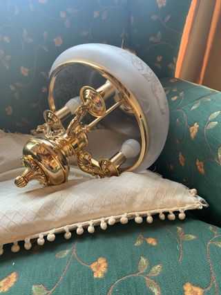 Lámpara de techo dorada y cristal