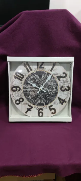 Reloj de pared mapa antiguo