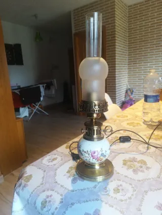 Lámpara de mesa antigua porcelana y metal