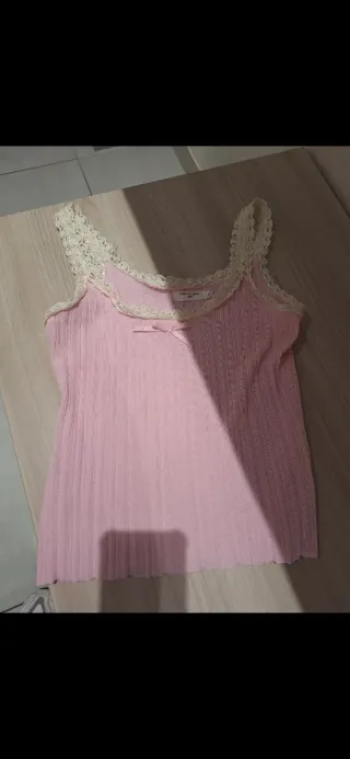 Canotta rosa con fiocco e pizzo