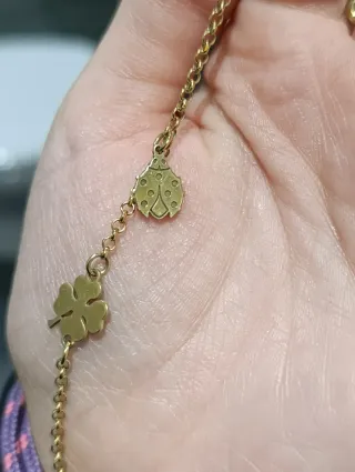 Pulsera bañada en oro con trébol y mariquita