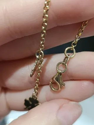 Pulsera bañada en oro con trébol y mariquita