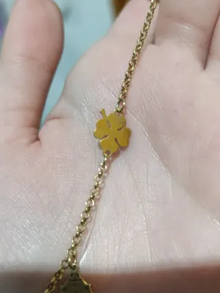 Pulsera bañada en oro con trébol y mariquita