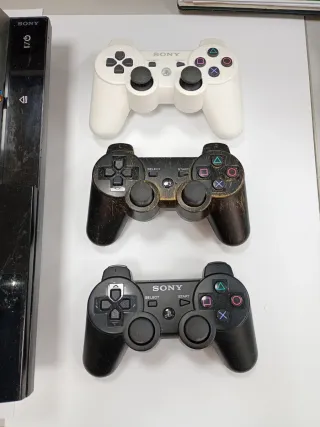 PlayStation 3 Pirateada + 4 Mandos