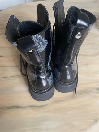 Stivali neri con stampa floreale