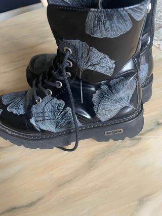 Stivali neri con stampa floreale