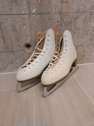 Patines de hielo blancos