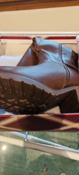 Stivali alti marroni con tacco