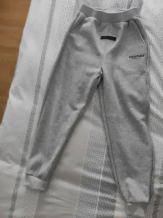 Pantalón chándal ESSENTIALS gris