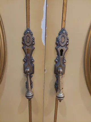 Mueble armario  recibidor vintage dorado y beige.