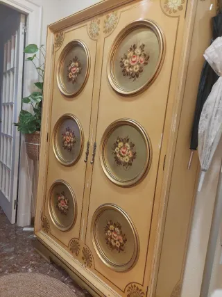 Mueble armario  recibidor vintage dorado y beige.