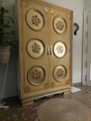 Mueble armario  recibidor vintage dorado y beige.